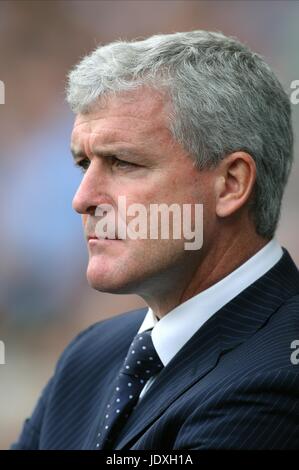 MARK HUGHES MANCHESTER CITY FC-MANAGER CITY OF MANCHESTER STADIUM MANCHESTER ENGLAND 24. August 2008 Stockfoto
