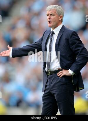 MARK HUGHES MANCHESTER CITY FC-MANAGER CITY OF MANCHESTER STADIUM MANCHESTER 24. August 2008 Stockfoto