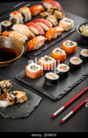 Sushi set Rollen auf Stein Schiefer serviert Stockfoto