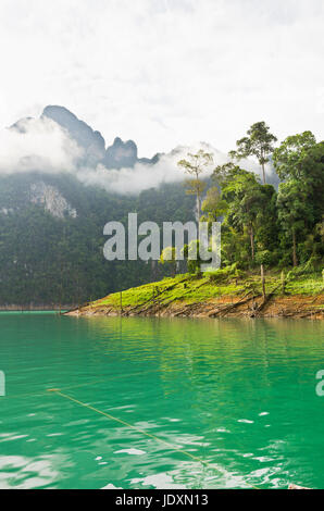 Schöne grüne Fluss und die Berge in Ratchaprapha Dam, Khao Sok Nationalpark, Provinz Surat Thani, Thailand Stockfoto