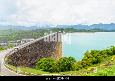 Hohen Winkel malerischen Aussichtspunkt des grünen Sees am Ratchaprapha Damm im Khao Sok National Park, Provinz Surat Thani, Thailand Stockfoto