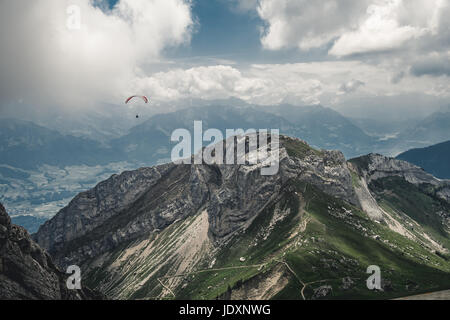 "Sauer über den Bergen" erfasst ich diese Aufnahme eines Gleitschirms fliegt über die Berge beim Wandern Mt. Pilatus über dem See Luzerne. Stockfoto