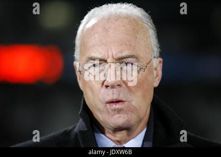 FRANZ BECKENBAUER DFB KOMMENTATOR STADE DE GERLAND LYON Frankreich 10. Dezember 2008 Stockfoto