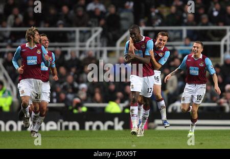 CARLTON COLE & MARK NOBLE CELE NEWCASTLE UTD V WEST HAM UTD ST JAMES PARK NEWCASTLE ENGLAND 10. Januar 2009 Stockfoto