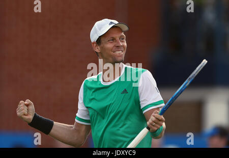 Tschechische Republik Tomas Berdych feiert Sieg gegen Kanadas Denis Shapovalov tagsüber drei 2017 AEGON Championships im Queen Club, London. Stockfoto