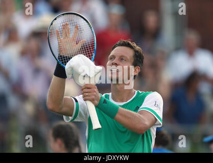 Tschechische Republik Tomas Berdych feiert Sieg gegen Kanadas Denis Shapovalov tagsüber drei 2017 AEGON Championships im Queen Club, London. Stockfoto