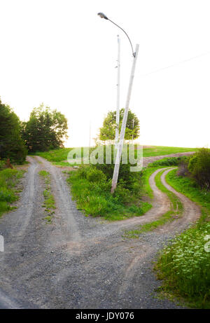 Konzeptbild eines Pfades, der teilt sich in zwei und eine Auswahl erfolgen. Stockfoto