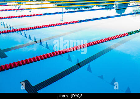 50m Olympiabecken im freien Korridor Kabel schwimmenden und ruhiges Wasser Stockfoto