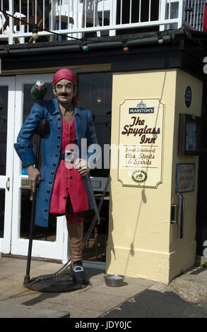 ISLE OF WIGHT; VENTNOR; PIRATEN-MODELL AUßEN SPYGLASS INN ON ESPLANADE Stockfoto