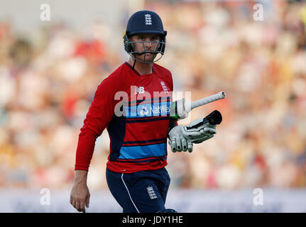 Englands Jason Roy kümmert sich niedergeschlagen the1st NatWest T20 Blast Spiel auf dem Ageas Bowl, Southampton, Lbw gegeben. Stockfoto