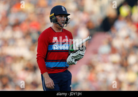 Englands Jason Roy kümmert sich niedergeschlagen the1st NatWest T20 Blast Spiel auf dem Ageas Bowl, Southampton, Lbw gegeben. Stockfoto