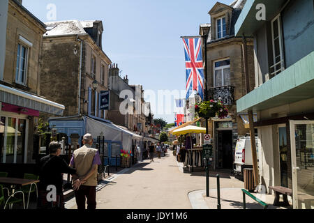 Britische und französische Flaggen im Dorf von Arromanches, Normandie, Frankreich Stockfoto