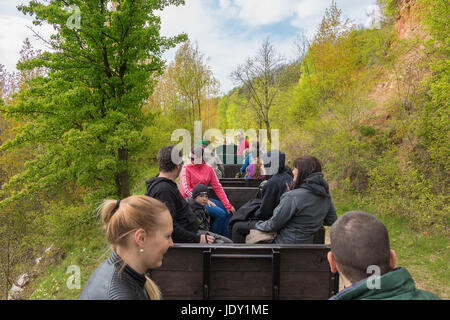 Prag, Tschechische Republik - 1. Mai 2017: Menschen Sie genießen Urlaubszeit und fahren Sie in einem kleinen historischen Zug im Naturpark genannt Cesky Kras in der Nähe von Ka Stockfoto