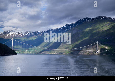 Hardanger Brücke über die Eidfjorden Filiale des Samnanger in der Grafschaft Hordaland, Norwegen. Stockfoto