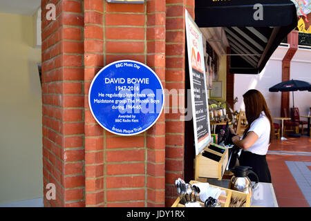 Maidstone, Kent, England. Blaue Plakette gewidmet David Bowie in der Royal Star Arcade, ehemals Royal Star Hotel. Er spielte im Hotel... Stockfoto