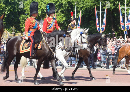 Trooping die Farbe, London, Prinz William, zurück Prinz Charles und Prinzessin Anne in Trooping die Farbe Parade auf Pferd, in uniform Stockfoto