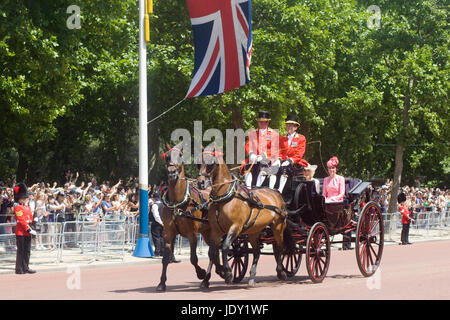 Herzogin von Cornwall und die Herzogin von Cambridge Reisen mit der Kutsche auf der Mall für die Farbe London Stockfoto