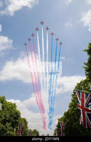 Red Arrows fliegen über die Mall für die Trooping die Farbe Stockfoto