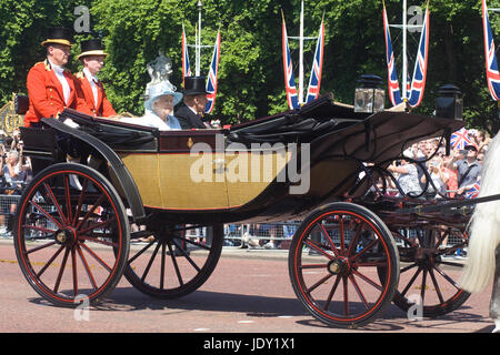 Ihre Königliche Hoheit Queen Elizabeth 11 mit Prinz Phillip und Vorreiter für Trooping die Farbe London Stockfoto