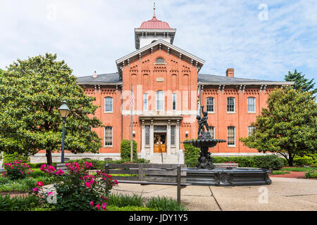 Friedrich, USA - 24. Mai 2017: Rathaus in der Innenstadt in Maryland mit Backsteingebäude, das äußere, Zeichen und Park Square mit Blumen Stockfoto