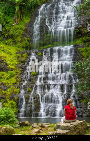 Eine toursist beobachtete die Bridal Veil Falls in Simbabwe Chimanimani Nationalpark Stockfoto