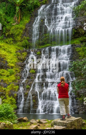 Eine toursist beobachtete die Bridal Veil Falls in Simbabwe Chimanimani Nationalpark Stockfoto