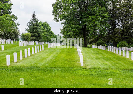 Gettysburg, USA - 24. Mai 2017: Gettysburg Staatsangehörig-Kirchhof Schlachtfeld Park mit vielen Grabsteinen und Websites Stockfoto