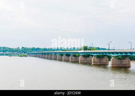 Harrisburg, USA - 24. Mai 2017: Capitol of Pennsylvania Stadt mit Fluss und Harvey Taylor Brücke Stockfoto