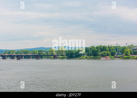 Harrisburg, Pennsylvania Skyline vom Riverfront Park mit Wohnhäusern und City island Stockfoto