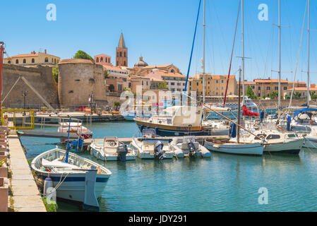 Alghero Sardinien Hafen, Blick auf den Hafen und die Uferpromenade in Alghero Sardinien, Norditalien. Stockfoto