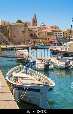 Sardinien Hafen, Blick auf den Hafen und die Uferpromenade in Alghero Sardinien, Norditalien. Stockfoto
