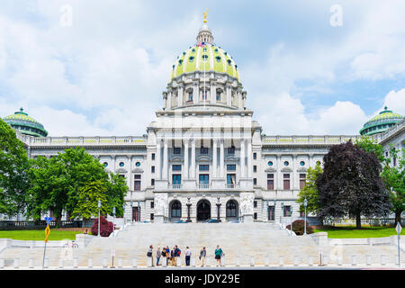 Harrisburg, USA - 24. Mai 2017: Pennsylvania Capitol Exterieur in Stadt mit Schritten und Menschen Stockfoto