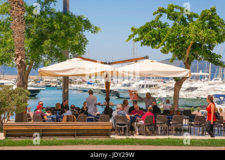 Sardinien Touristen Café, Touristen am Mittagessen entspannen Sie sich auf der Terrasse des Café Waterfront entlang der Via Garibaldi im Hafen von Alghero, Sardinien. Stockfoto