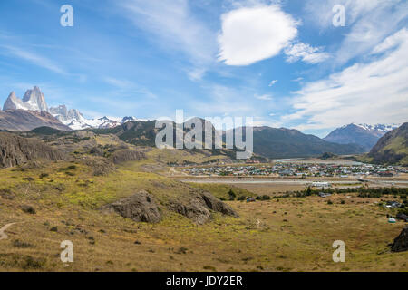 El Chalten Dorf Luftbild und Mount Fitz Roy in Patagonien - El Chalten, Argentinien Stockfoto