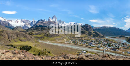 Panoramische Luftaufnahme Dorf El Chalten und Mount Fitz Roy in Patagonien - El Chalten, Argentinien Stockfoto