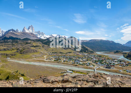 El Chalten Dorf Luftbild und Mount Fitz Roy in Patagonien - El Chalten, Argentinien Stockfoto