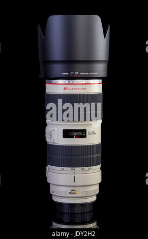Canon EF 70-200mm f/2,8 L IS II auf schwarzem Hintergrund isoliert. Diese Zoom-Objektiv ist eines der renommiertesten Objektive der Canon EF-Linie. Stockfoto