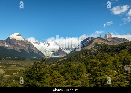 Cerro Torre bedeckt in Wolken in Patagonien - El Chalten, Argentinien Stockfoto