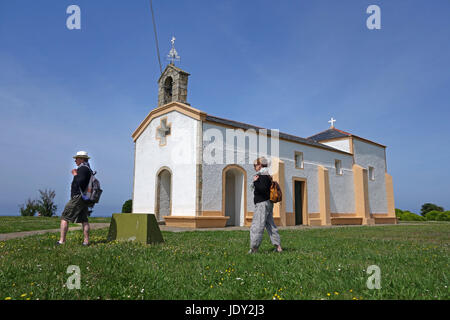 Wanderer auf dem Pilger wandern in Puerto de Vega, Capilla de La Atalaya im Norden Spaniens, in Asturien, Spanien Stockfoto