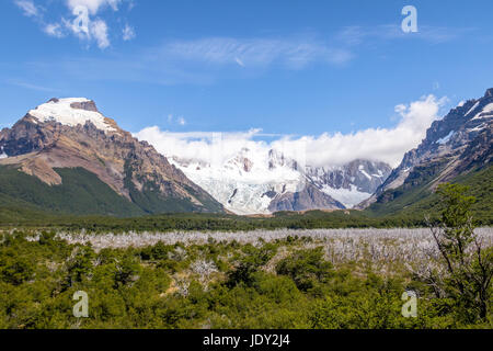 Cerro Torre bedeckt in Wolken in Patagonien - El Chalten, Argentinien Stockfoto