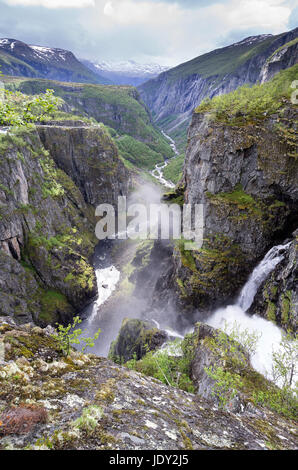 Voringsfossen, der 83. höchste Wasserfall in Norwegen auf der Grundlage von insgesamt fallen. Es ist vielleicht der berühmteste Wasserfall des Landes. Stockfoto