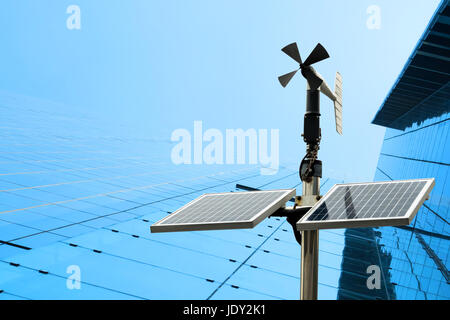Rotierenden Flügelrad-Anemometer, ein meteorologisches Instrument verwendet, um die Wind-Geschwindigkeit und Solarzelle Systemtechnik mit blauen Hintergrund Gebäude messen ich Stockfoto
