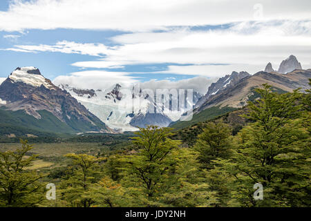 Cerro Torre bedeckt in Wolken in Patagonien - El Chalten, Argentinien Stockfoto