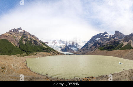 Panoramablick auf Cerro Torre und Lagune Torre in Patagonien - El Chalten, Argentinien Stockfoto