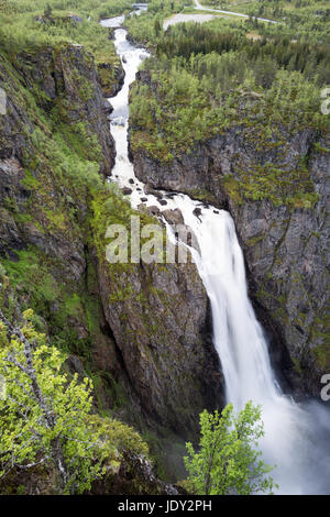 Voringsfossen, der 83. höchste Wasserfall in Norwegen auf der Grundlage von insgesamt fallen. Es ist vielleicht der berühmteste Wasserfall des Landes. Stockfoto