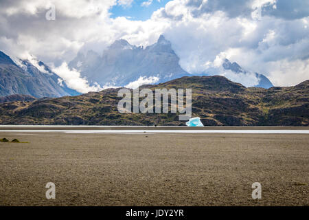 Eisberg schwimmt auf Grey See der Torres del Paine Nationalpark - Patagonien, Chile Stockfoto