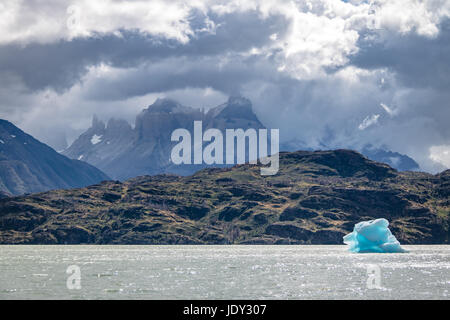 Eisberg schwimmt auf Grey See der Torres del Paine Nationalpark - Patagonien, Chile Stockfoto