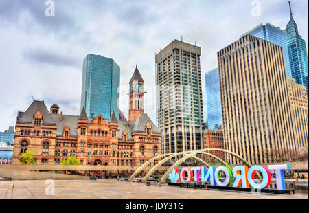 Nathan Phillips Square und Old City Hall von Toronto, Kanada Stockfoto