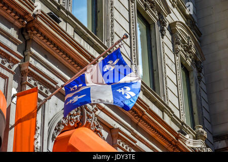 Die wehende Flagge von Québec gegen das alte Gebäude im alten Hafen von Montreal, Kanada Stockfoto