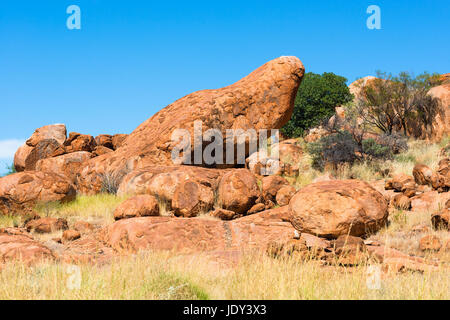 Devils Marbles - Felsen aus rotem Granit werden ausgewogen auf Grundgestein, Australien, Northern Territory Stockfoto